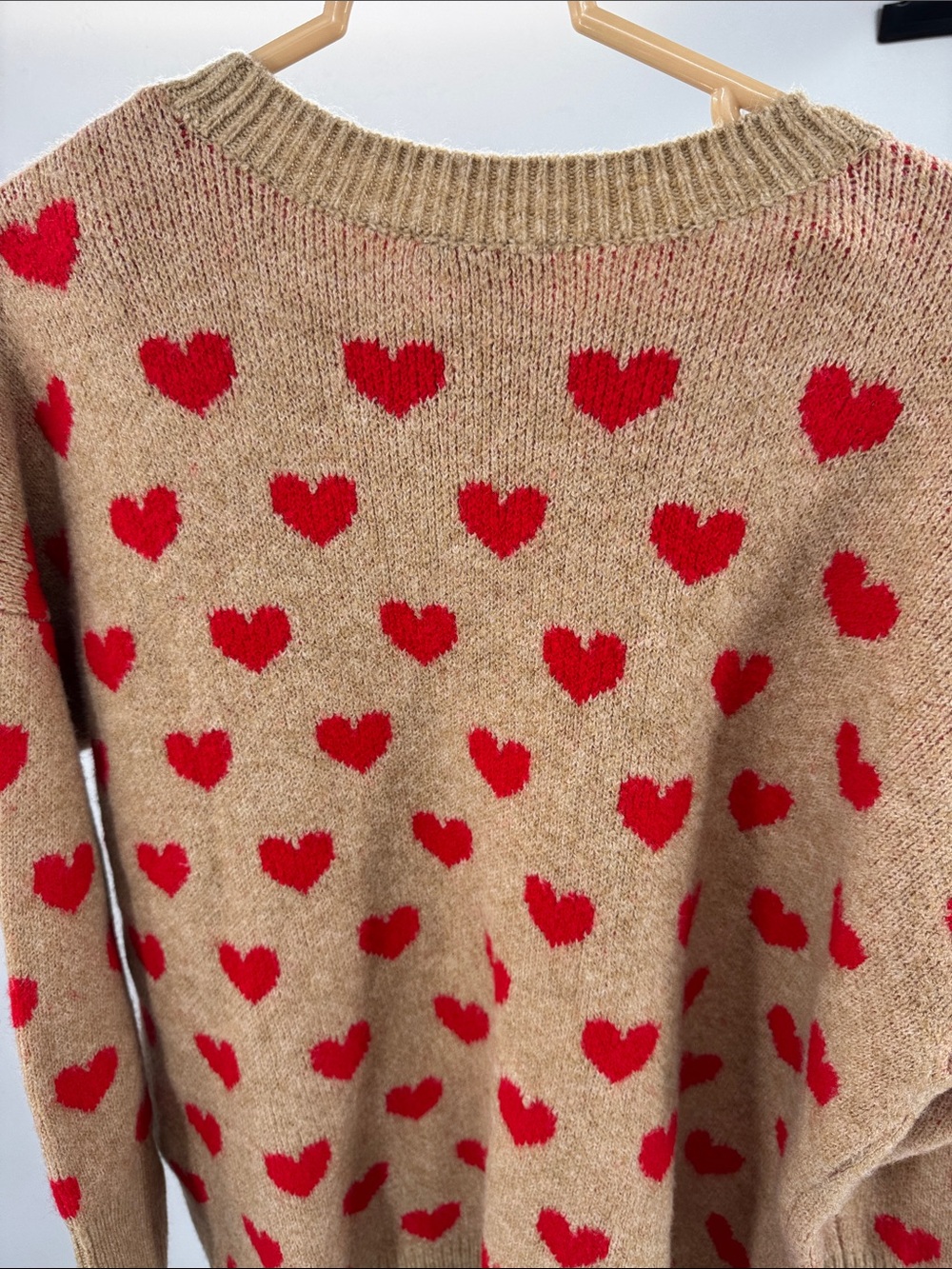 Vince Camuto Beige Crewneck Sweater Red Heart Motif M oversized casual winter - Picture 3 of 11